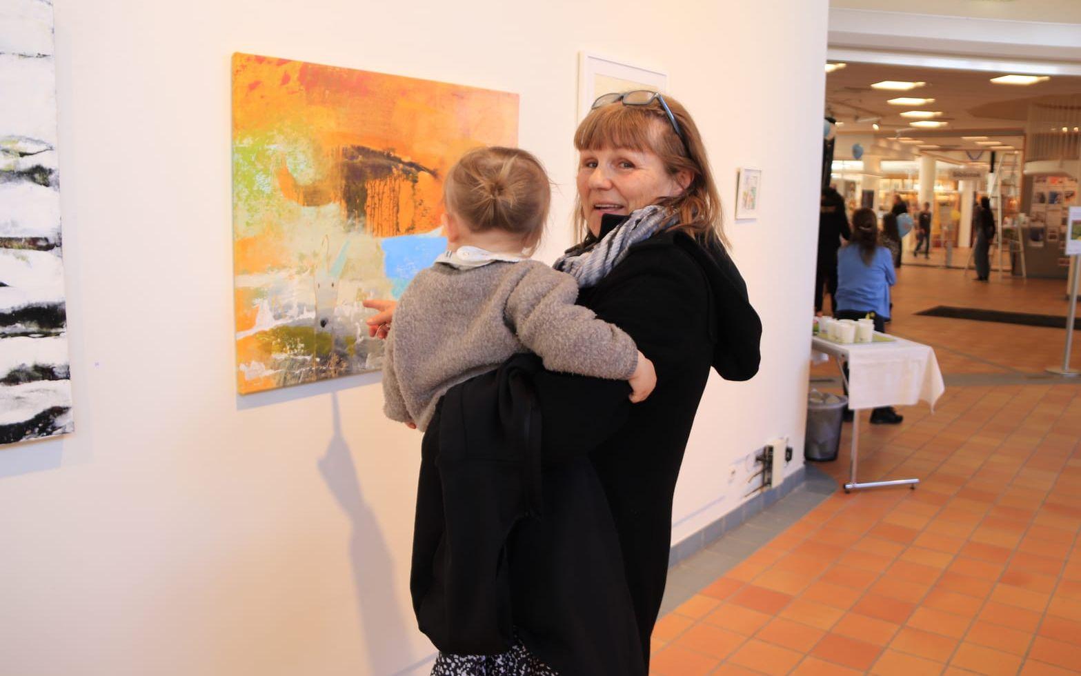 Både små och stora tittade in i Stenungsunds konsthall på vernissagen för samlingsutställning Konstvandringen i Södra Bohuslän.