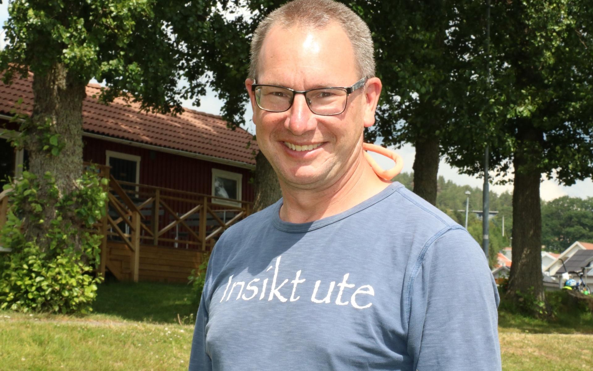 Tomas Hamsten arbetar som pedagog vid Ängås skola, han har paddlat kajak i över 20 år och är utbildad instruktör via Svenska Kanotförbundet. 