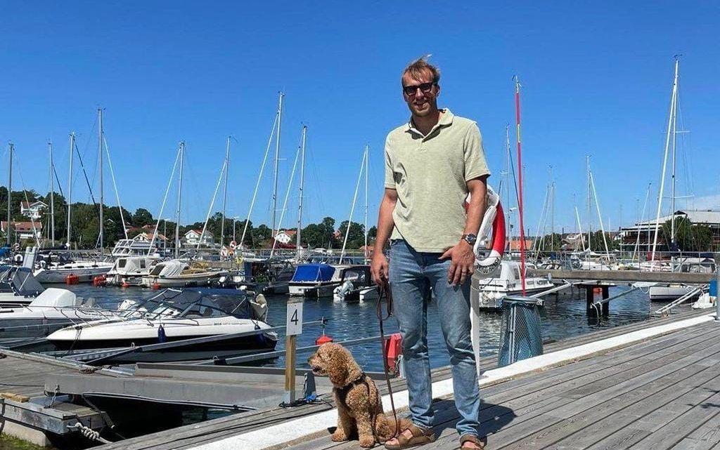 Handbollsstjärnan Max Darj på semester hemma i Stenungsund, här tillsammans med hunden Frasse.