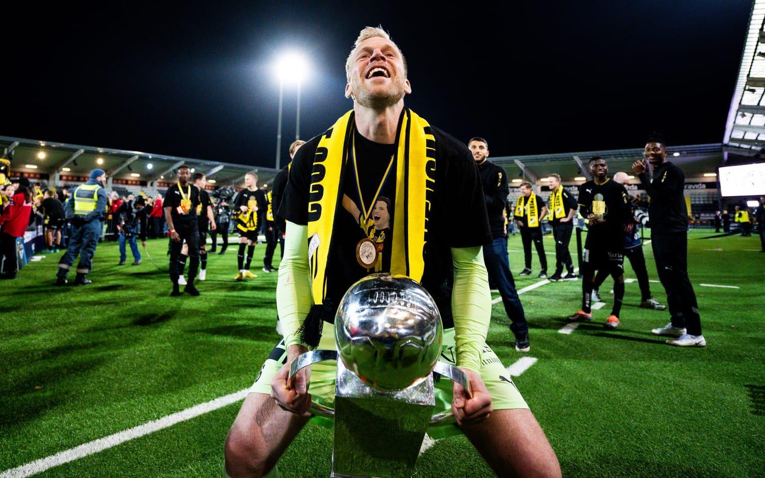 Häckens målvakt Peter Abrahamsson jublar med pokalen efter fotbollsmatchen i Allsvenskan mellan Häcken och IFK Norrköping den 6 november 2022 i Göteborg.