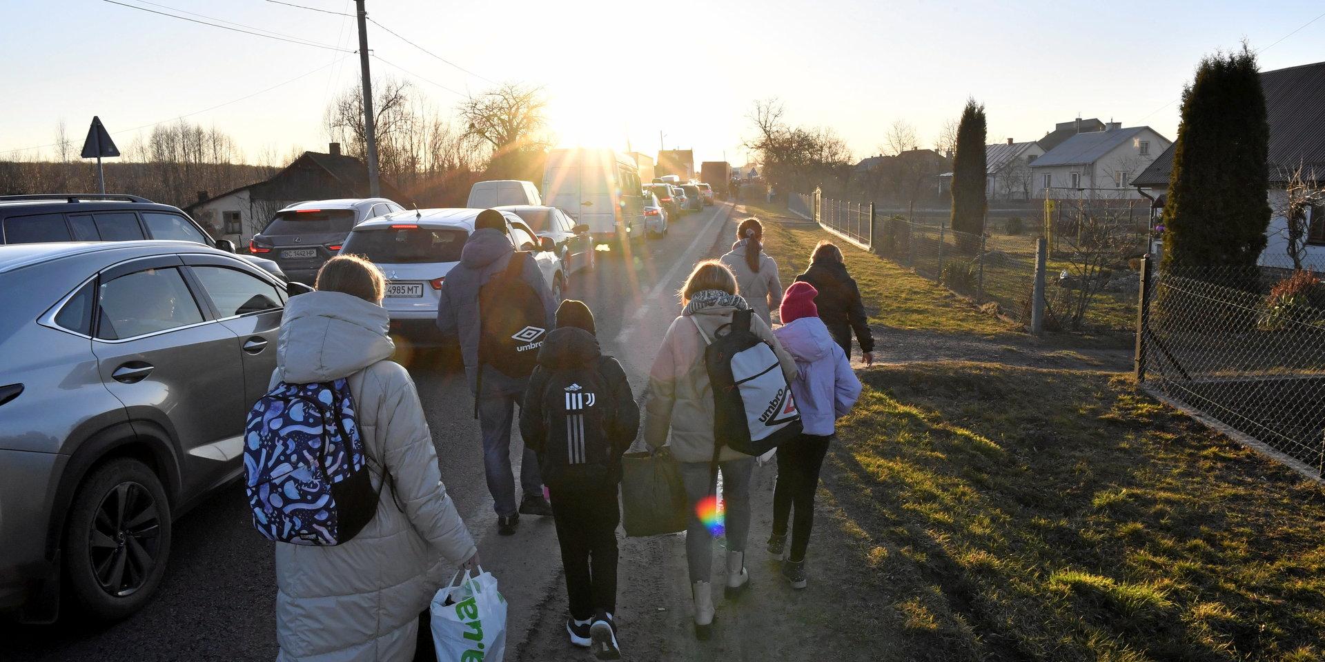 Motorvägen på väg till polska gränsen är full av ukrainska flyktingar.