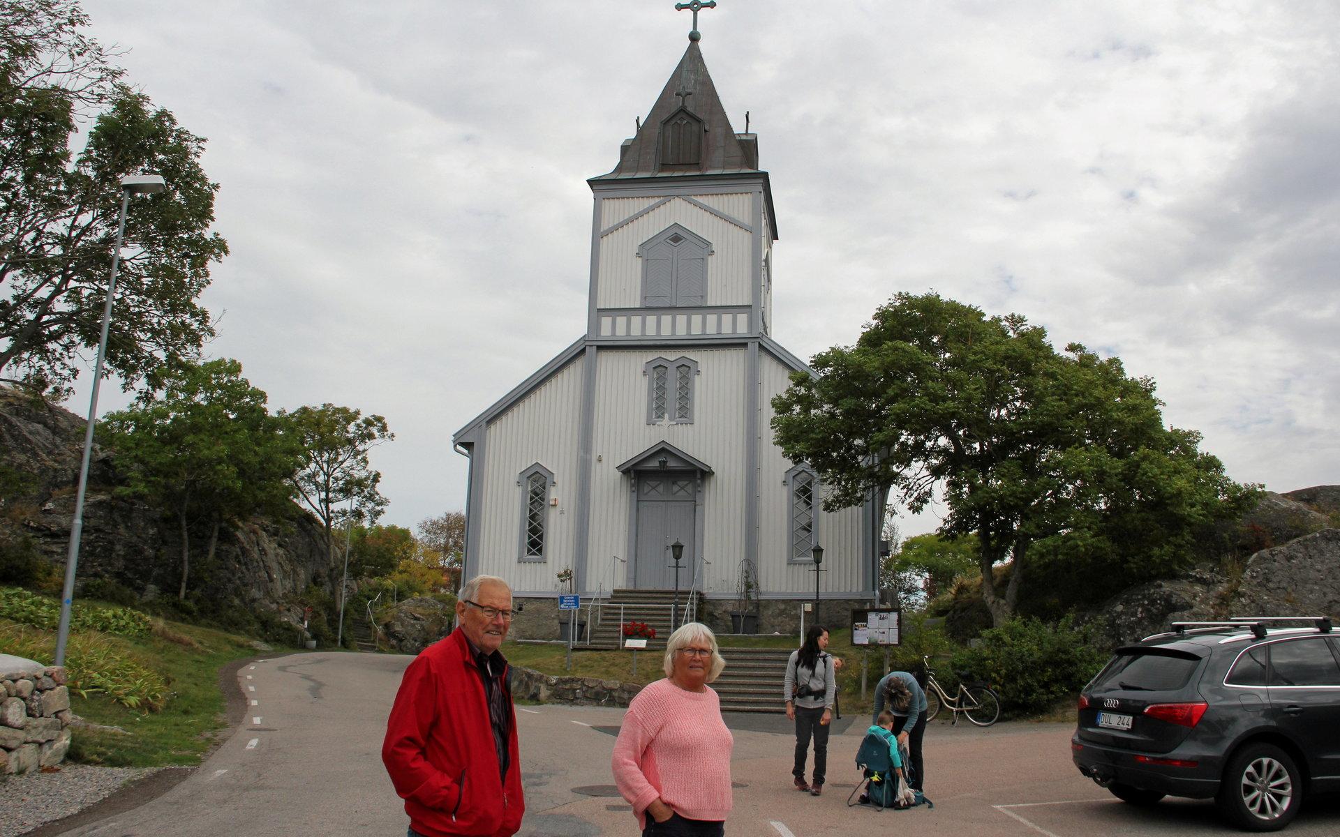  Mollösunds nya kyrka är redan 150 år gammal och visas av Nils-Erik Holmström och Gunnel Gagner.